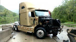Camión choca contra muro de contención en el Corredor Norte