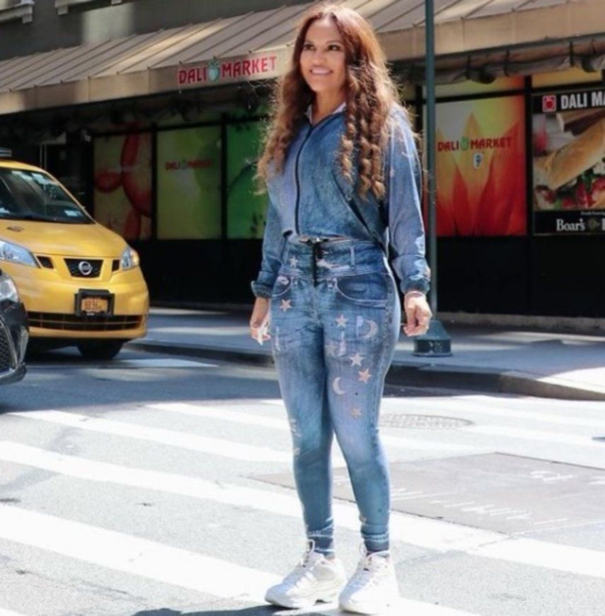 Sandra Sandoval compra telas y muestra su orgullo por el emprendimiento panameño en New York