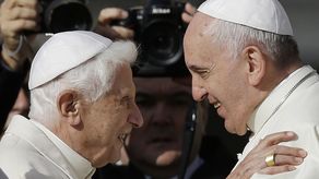 Francisco visitó más tarde a Benedicto XVI en su casa en Ciudad del Vaticano. Francisco visitó más tarde a Benedicto XVI en su casa en Ciudad del Vaticano.