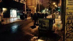 Cerca de 150 jóvenes chocan con policías en Atenas