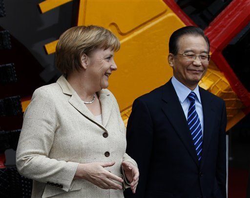 China critica las sanciones a Irán en la visita de Merkel