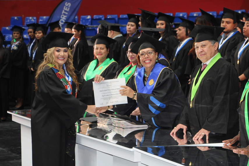 Universidad de Panamá gradúa a profesionales en maestrías en Enfermería.