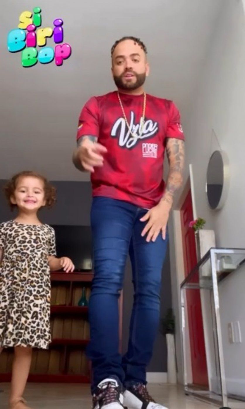 Nacho cautiva a sus fans con coreografía junto a su hija