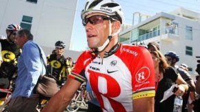 Lance Armstrong trata de bloquear acusaciones de dopaje