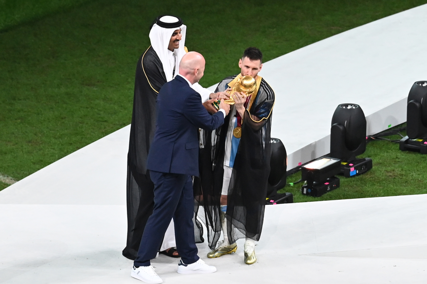 El Emir de Qatar, consideró a Messi como de la realeza con su gesto de colocarle la capa Bisht.