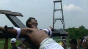 Fieles se clavan en cruces durante Viernes Santo en Filipinas