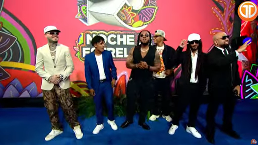 Farruko llega a la alfombra azul de los Premios Juventud con artistas panameños.