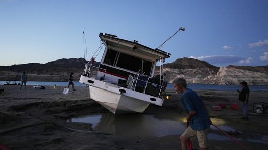El bajo nivel del agua tiene consecuencias no solo para las ciudades que dependen del embalse sino también para las embarcaciones que navegan por aguas poco profundas, evitando islotes y bancos de arena.