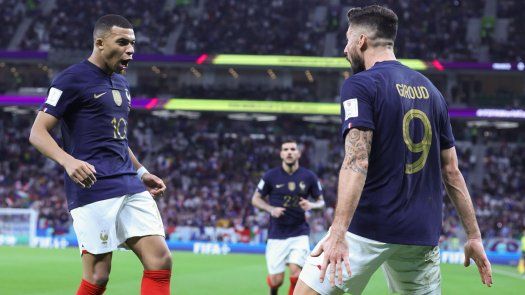 Mbappé y Giroud anotaron los goles de Francia ante Polonia.
