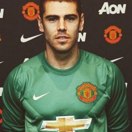 Víctor Valdés firma por un año y medio con el Manchester United