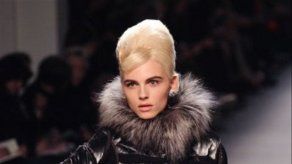 Hombre de apariencia andrógina modela ropa interior femenina