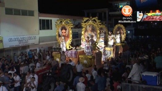 Calle Abajo en su desfile nocturno del Martes de Carnaval