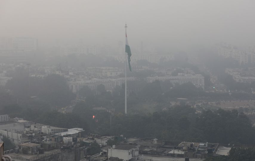 Una vista aérea de la ciudad envuelta en una intensa niebla tóxica en Nueva Delhi