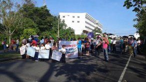 Moradores de Paso Canoas protestan por traslado de escuela