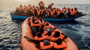 En las operaciones previas desde el jueves, con cuatro pequeñas naves auxiliadas, el Ocean Viking socorrió a 132 personas en total, entre ellas 40 menores, indicó su portavoz.