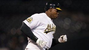 Lester lanza juego sin hit ante los Reales