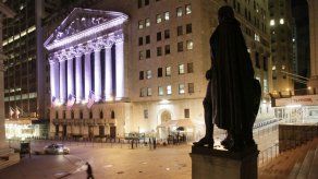 Wall Street cierra a la baja última jornada del año