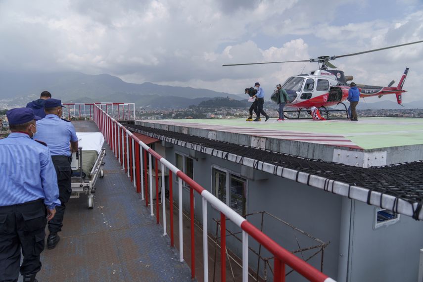El cuerpo fue evacuado en helicóptero a un hospital de Katmandú