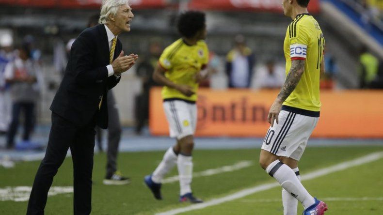 Pékerman evita fijar posición frente gesto obsceno de James