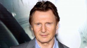 Liam Neeson salva a un perro de morir apedreado