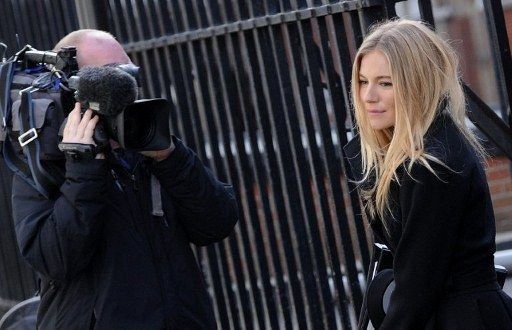 Jonathan Yeo retrata a Sienna Miller desnuda y embarazada
