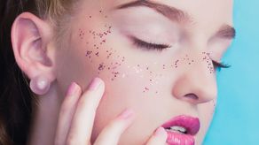 Año Nuevo: Aprende a crear un look festivo con pecas de glitter