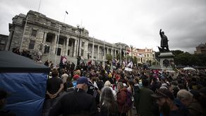 Nueva Zelanda se libró de lo peor de la pandemia tras cerrar sus fronteras e imponer estrictas cuarentenas, que limitaron la expansión del virus.