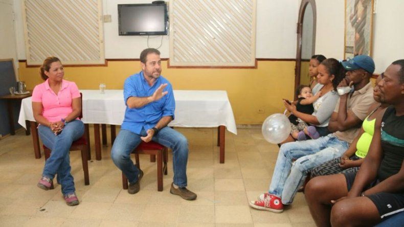 Entregan asistencia económica a familias afectadas por incendio en Santa Cruz
