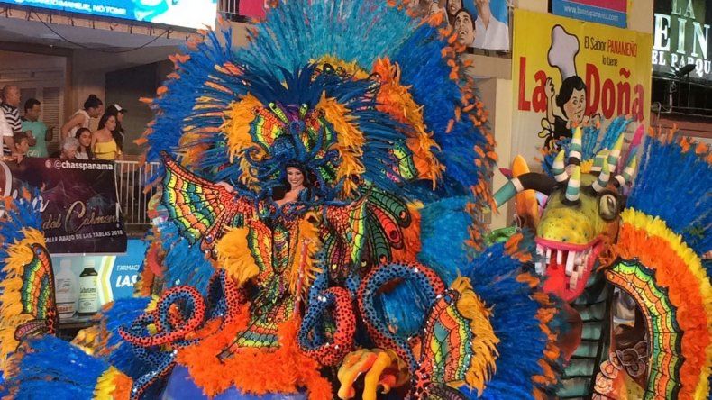 María del Carmen Simons en paseo nocturno del Sábado de Carnaval