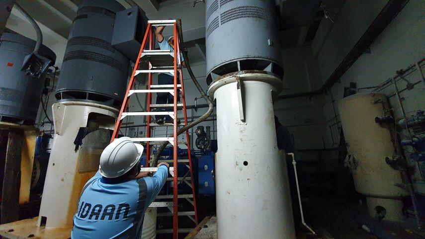 Trabajos de instalación de un motor bomba en la potabilizadora de Chilibre.
