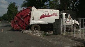 Camión recolector de basura terminó en el patio de una casa en Arraiján