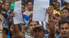Oposición dice que logró validar firmas para revocatorio contra Maduro