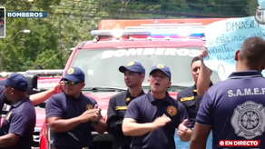 Bomberos organizan caravana para exigir respuestas a su ascensos adeudados.