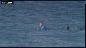 Surfista repele ataque de tiburón en plena competencia