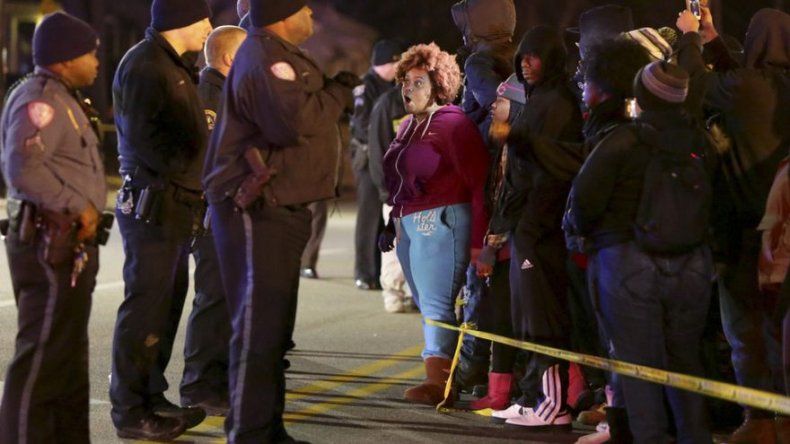 La muerte de otro afroamericano por un policía causa tensiones en EE.UU.