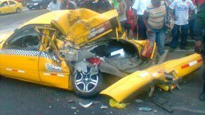 Camión articulado aplastó la mitad de un taxi en Colón