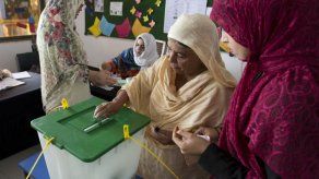 Pakistán: mueren 31 en ataque a centro electoral en comicios