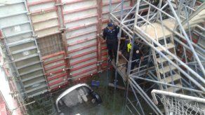 Rescatan a mujer tras caer con su vehículo en construcción en Barraza Rescatan a mujer tras caer con su vehículo en construcción en Barraza