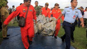 Recuperan en el mar más de 40 cuerpos de ocupantes del avión de AirAsia