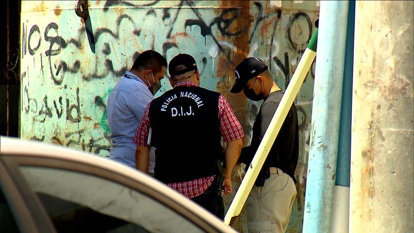 La Policía Nacional y el Ministerio Público realizan diligencias en el sector de Curundú para dar con la captura de otros sospechosos.