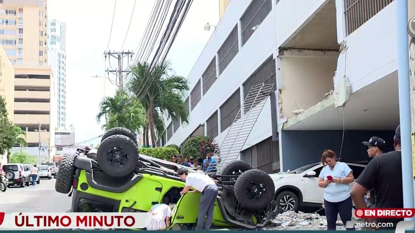 Vehículo cae desde estacionamiento de edificio en Pueblo Nuevo.