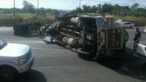 Camión articulado se vuelca en autopista de La Chorrera