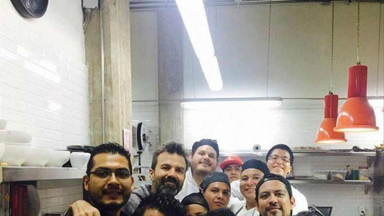 Pau Donés disfruta de quesadillas en puesto callejero de Ciudad de México