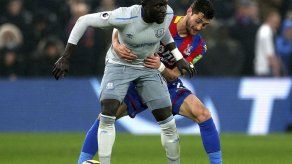Delantero del Everton Niasse suspendido por simulación