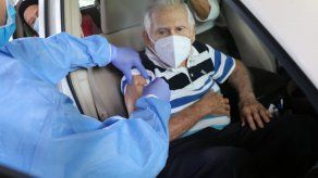 Los adultos mayores y personas con discapacidad del circuito 8-8 que recibieron su primera dosis de la vacuna contra covid-19 en el Parque Omar, recibirán la segunda dosis en la ciudad deportiva Irving Saladino.