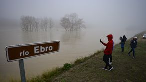 La combinación de las severas lluvias y la nieve derretida causaron el desborde del río Ebro.