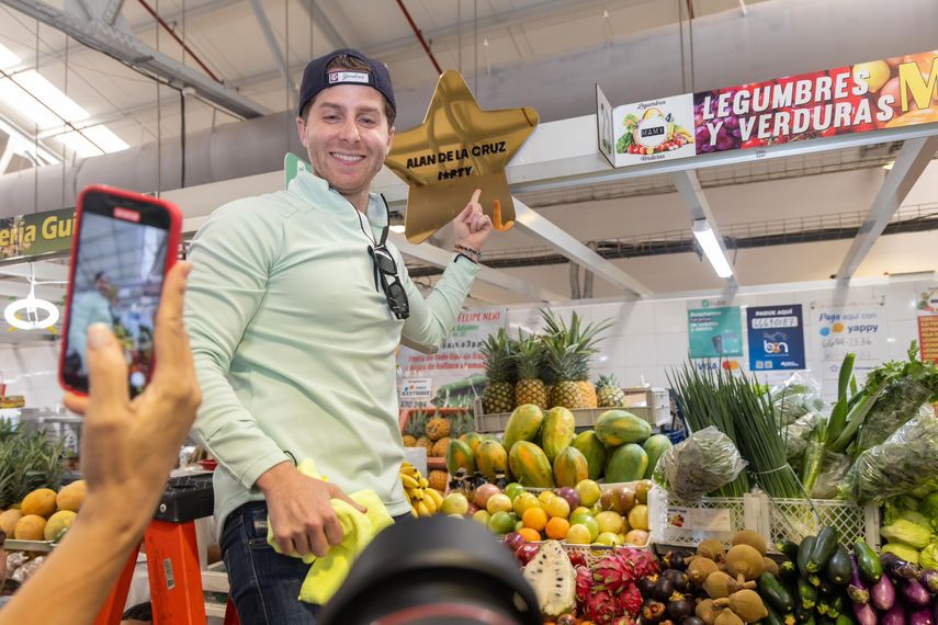 Alcalde Mayer Mizrachi entrega placa de la marca Panamá a emprendedor del San Felipe Neri.