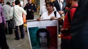 Padres de 43 desaparecidos solo podrán entrar a cuartel en Iguala