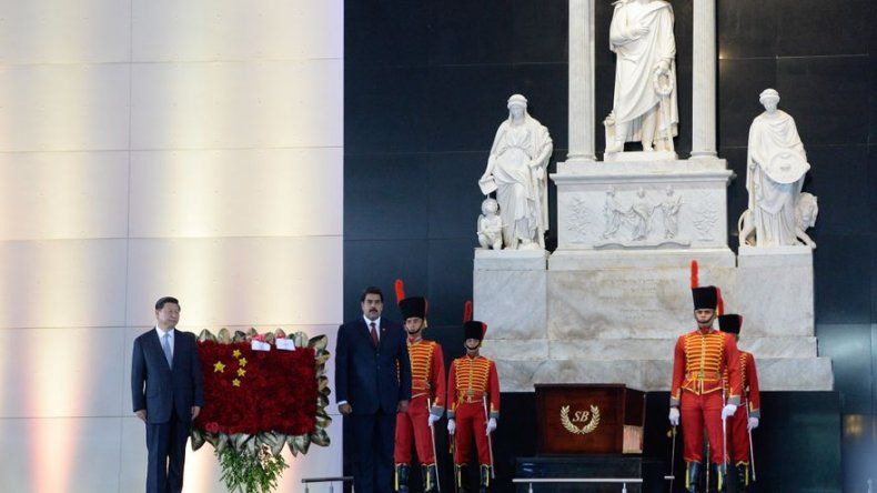 El presidente de China visita la tumba de Hugo Chávez