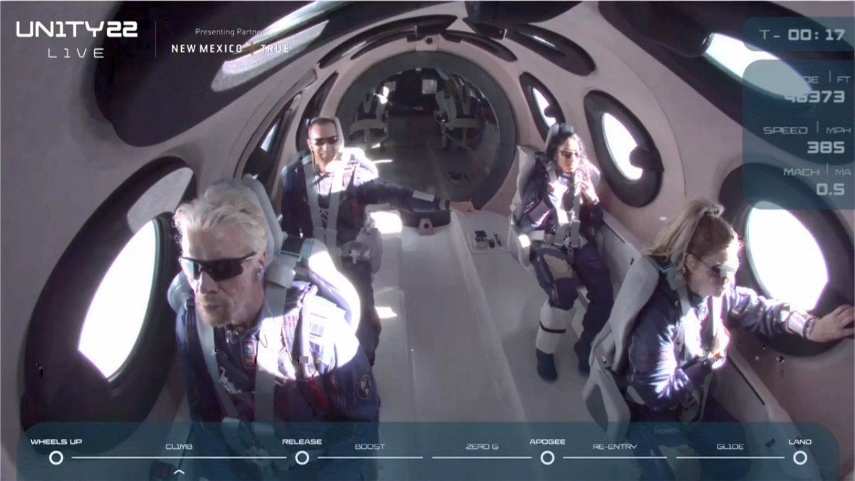 Una experiencia única: Millonario Richard Branson viajó al espacio